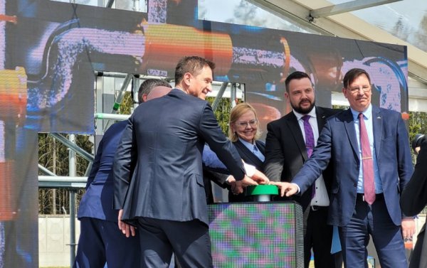 Oficialiai atidarytas Lietuvą ir Lenkiją sujungiantis dujotiekis GIPL